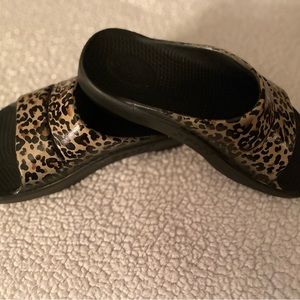 WOMANS OOFOS LEOPARD SLIDES